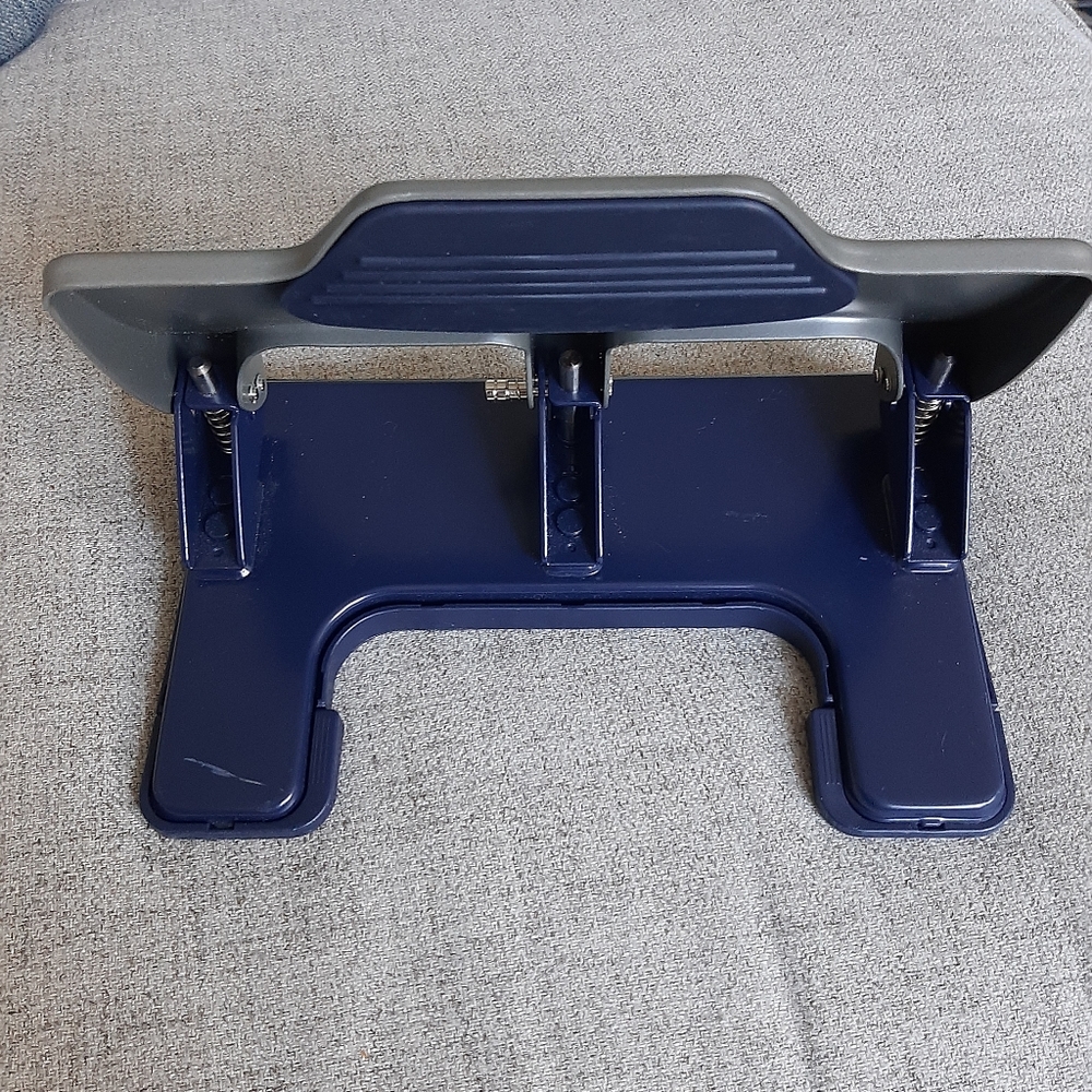 STAPLE HOLE PUNCH.30 sheets capacities 3 holes LIKE NEW NEVER USED IT